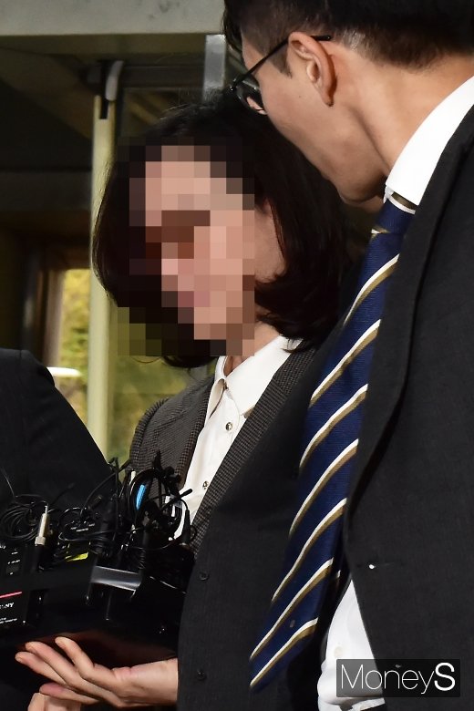 [머니S포토] 영장심사 출석한 정경심 교수, 구속 여부 관심집중