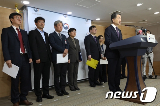 박능후 보건복지부장관이 23일 오전 서울 종로구 정부서울청사에서 액상형 전자담배 안전관리 대책 관련 관계부처 합동브리핑을 하고 있다. /사진=뉴스1