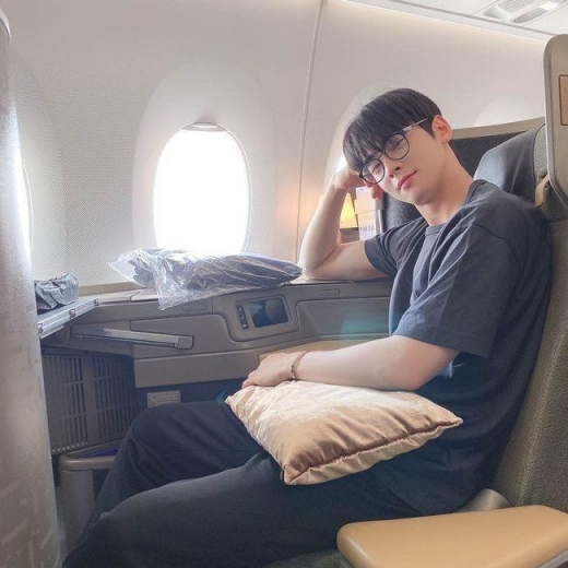 차은우, 안경 낀 근황 사진… 