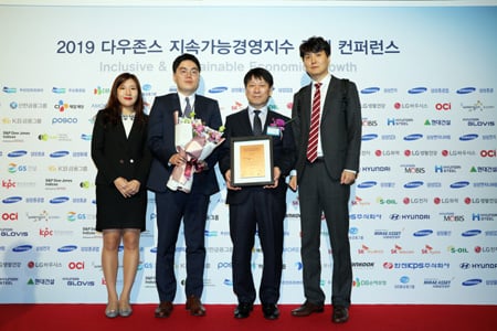 한전KPS 박정수 경영지원본부장(사진 오른쪽에서 2번째)와 직원들이 DJSI Korea 11년 연속 최우수기업 편입을 축하하며 함께 기념촬영을 하고 있다./사진제공=한전KPS