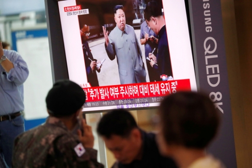 지난 2일 북한이 동해상으로 미사일을 쏘아올린 가운데 서울역에서 시민들이 관련 보도를 시청하고 있다. /사진=로이터