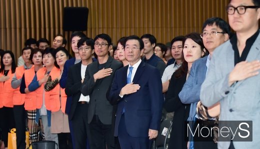 [머니S포토] 국민의례하는 박원순 시장과 내외빈