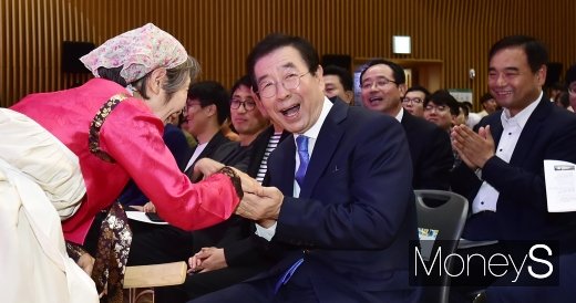 [머니S포토] 박원순 시장 웃음꽃이 활짝