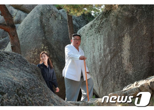 김정은 북한 국무위원장(왼쪽)과 리설주 여사. /사진=뉴스1(노동신문 캡처)