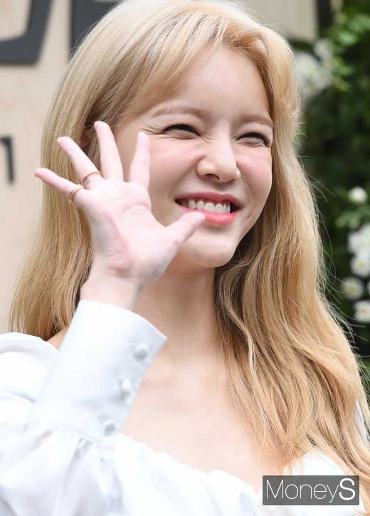 [머니S포토] AOA 지민 '애교 가득 담은 눈웃음'