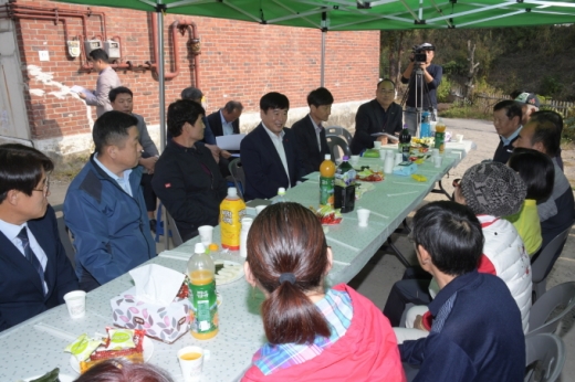최용덕 동두천시장이 생연동 88주택 민원해결 현장을 방문해 간담회를 개최했다. / 사진제공=동두천시