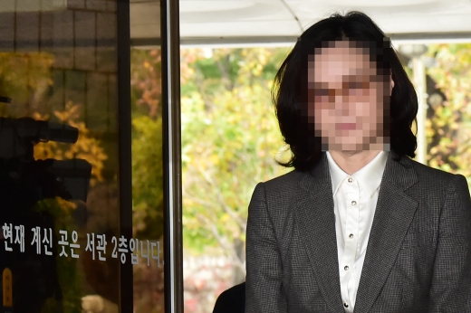 조국 전 법무부 장관의 부인 정경심 동양대 교수가 23일 구속 전 피의자 심문(영장실질심사)를 위해 서울중앙지법에 들어서고 있다. /사진=임한별 기자