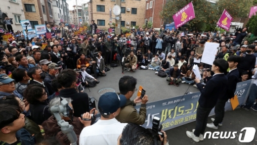 인헌고등학교 학생수호연합 대변인을 맡고 있는 최인호 3학년 학생이 23일 오후 서울 관악구 인헌고등학교 정문 앞에서 정치편향 교육을 규탄하는 기자회견을 열고 발언을 하고 있다. /사진=뉴스1
