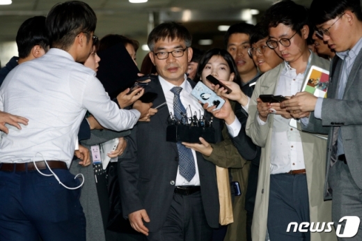 정경심 동양대 교수 변호인 김칠준 변호사가 23일 오후 서울 서초구 중앙지방법원에서 정 교수의 구속 전 피의자심문(영장실질심사)을 마친 뒤 취재진 질의에 답하고 있다. /사진=뉴스1
