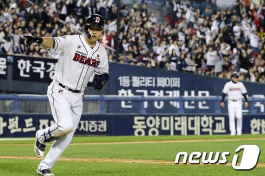 두산 베어스 타자 오재일이 23일 서울 잠실구장에서 열린 2019 KBO리그 키움 히어로즈와의 한국시리즈 2차전 경기에서 4회말 동점 투런 홈런을 때린 뒤 세레모니를 하고 있다. /사진=뉴스1