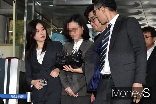 조국 전 법무부 장관의 부인 정경심 동양대 교수기 지난 23일 구속 전 피의자심문을 진행하기 위해 서울중앙지법에 출석, 취재진의 질문을 받고 있다. /사진=임한별 기자