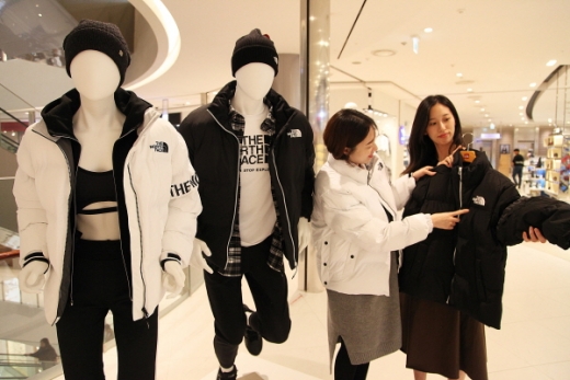 '올 겨울 대세는 숏패딩!' 신세계와 노스페이스가 협업한 숏패딩 '알칸 티볼 패딩'을 신세계 센텀시티 3층 노스페이스에서 만나볼 수 있다./사진제공=신세계센텀시티