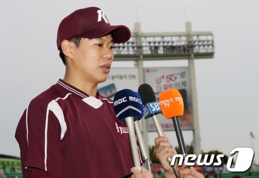 키움 히어로즈 야수 송성문이 지난 23일 서울 잠실구장에서 두산 베어스와의 한국시리즈 2차전 경기가 열리기 전 취재진 앞에서 '비하성 발언' 논란에 대해 사과하고 있다. /사진=뉴스1