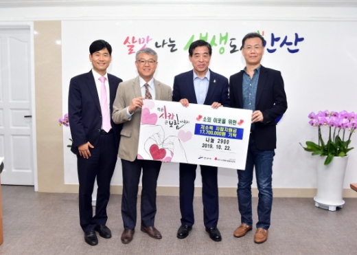 윤화섭 안산시장(오른쪽 두번째)이 22일 시장실에서 나눔 2900으로부터 저소득 자립지원금을 기탁받은 가운데 기념촬영을 하고 있다. / 사진제공=안산시