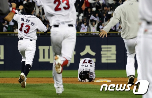 두산 베어스 야수 박건우가 지난 23일 서울 잠실구장에서 열린 2019 KBO리그 키움 히어로즈와의 한국시리즈 2차전 경기에서 9회말 끝내기 안타를 때려낸 뒤 그라운드에 주저앉아 기뻐하고 있다. /사진=뉴스1