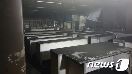 지난 23일 저녁 7시10분쯤 불이 난 전북 군산시 소재 모 고등학교. /사진=뉴스1(전북소방안전본부 제공)