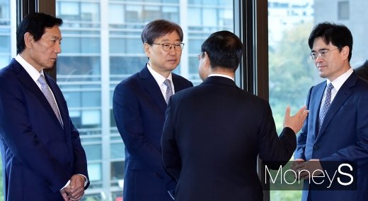 [머니S포토] 스페인 국왕 초청 조찬간담회서 만난 재계 인사들