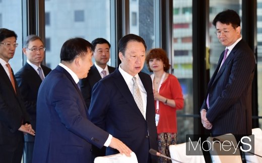 [머니S포토] 대화 나누는 박용만 회장과 재계 인사들