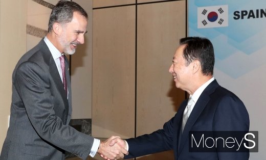 [머니S포토] 인사 나누는 박용만 회장과 펠리페 6세 국왕