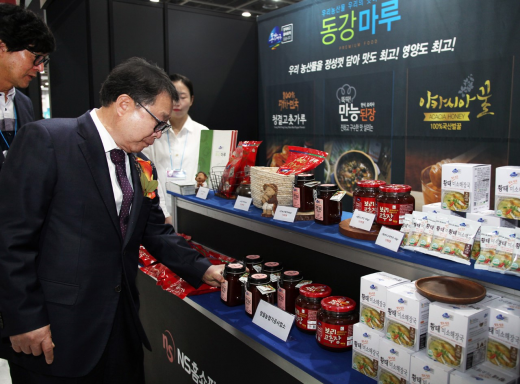 23일 서울 AT센터에서 열린 ‘2019 대한민국 식품대전’에서 도상철 NS홈쇼핑 대표이사가 전시관을 점검하며, 참가 협력사의 상품을 살펴보고 있다. /사진=NS홈쇼핑 제공