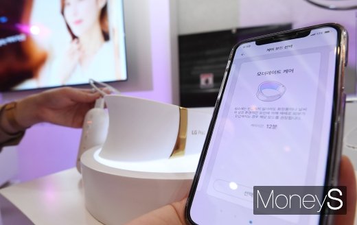 [머니S포토] 목 피부 관리 기기 '더마 LED 넥케어'