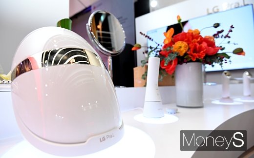 [머니S포토] 목 피부 관리 기기 '더마 LED 넥케어'