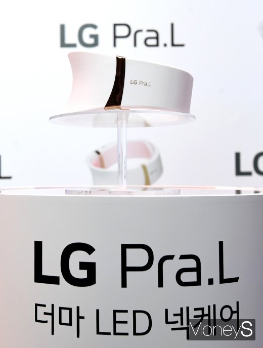 [머니S포토] 목 피부 관리 기기 '더마 LED 넥케어'