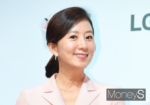 [머니S포토] 김희애 '반짝이는 물광피부'