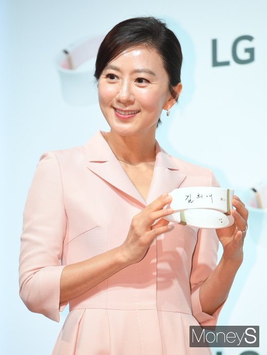 [머니S포토] 김희애 '목 피부 놓치지 않을거에요'
