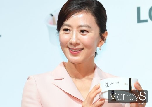 [머니S포토] 김희애 '더마 LED 넥케어 넌 내꺼야~'