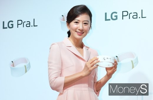[머니S포토] 김희애 '더마 LED 넥케어 특급 칭찬해'