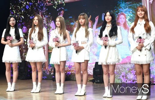 [머니S포토] 아리아즈, 떨리는 데뷔 무대