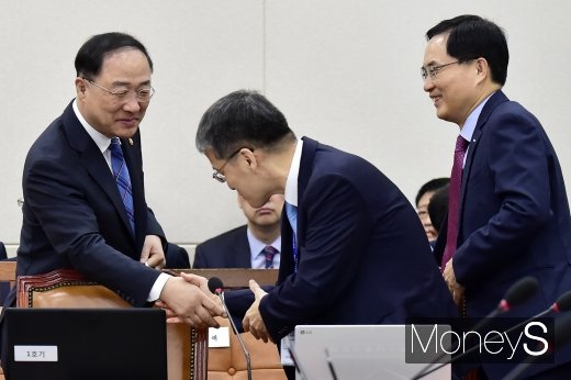 [머니S포토] 인사 나누는 홍남기 부총리