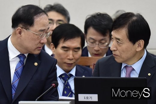[머니S포토] 2019 기재위 국감, 의견 나누는 홍남기-이주열
