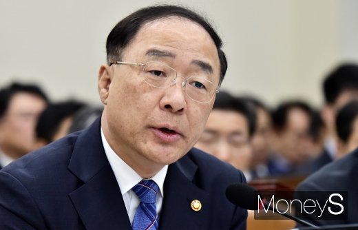 [머니S포토] 질의 답변하는 홍남기 부총리