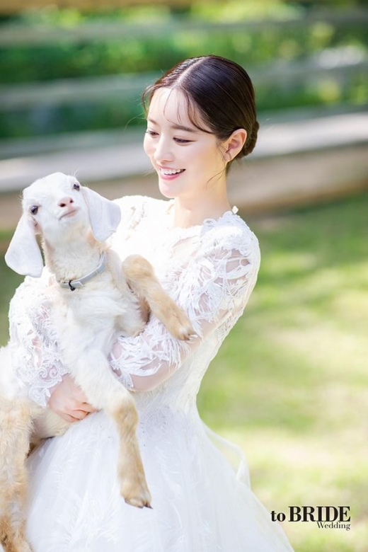 [★화보] 홍수아, 동물과 함께한 웨딩드레스 촬영