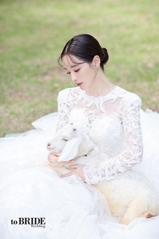 [★화보] 홍수아, 동물과 함께한 웨딩드레스 촬영