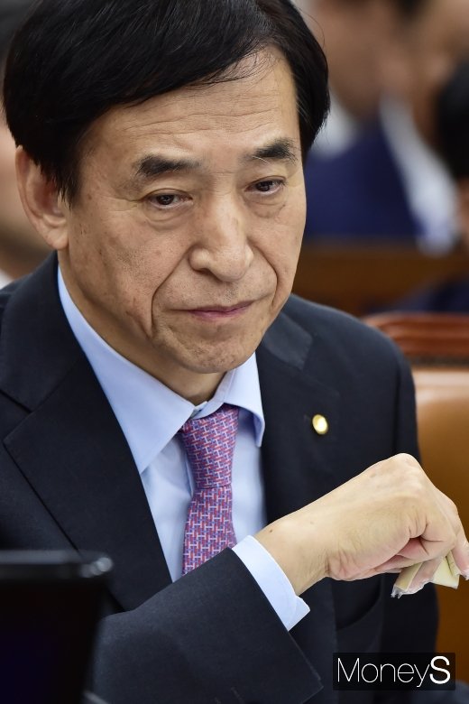 [머니S포토] 3분기 경제성장률 답변 앞둔 이주열 총재
