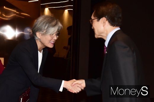 [머니S포토] 제74회 유엔의 날, 인사 나누는 강경화 장관