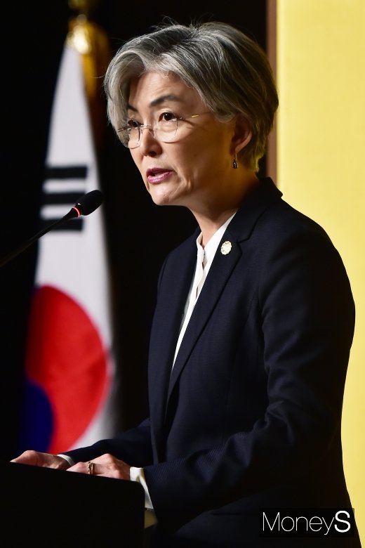 [머니S포토] 단상에 선 강경화 외교 장관