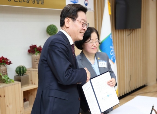 24일 오전 경기도청 상황실에서 이재명 경기도지사와 조성욱 공정거래위원장이 경기도 공정 2020 비전선포 및 협약을 하고 기념촬영을 하고 있다. / 사진제공=경기도