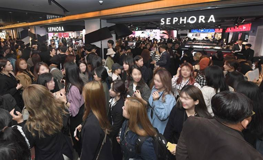 세포라 첫 매장을 방문하기 위해 모여든 고객들로 붐비는 세포라 파르나스몰점. /사진=세포라코리아 제공