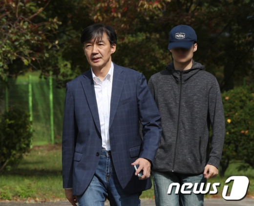 조국 전 법무부 장관(왼쪽)과 아들 조모씨가 24일 오전 구속이 확정된 정경심 동양대 교수 면회를 위해 이날 서울구치소에 들어서고 있다. /사진=뉴스1