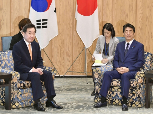 이낙연 국무총리(왼쪽)와 아베 신조 일본 총리가 24일 일본 도쿄 총리관저에서 열린 회담장에 앉아 정면을 응시하고 있다. /사진=로이터