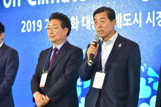 윤화섭 안산시장은 24일 서울 코엑스에서 열린 '2019 기후변화 대응 세계도시 시장포럼'에 참석해 활동선언을 발언하고 있다. / 사진제공=안산시