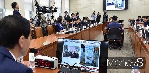 [머니S포토] 미 대사관 침입 관련 질의 듣는 진영 장관