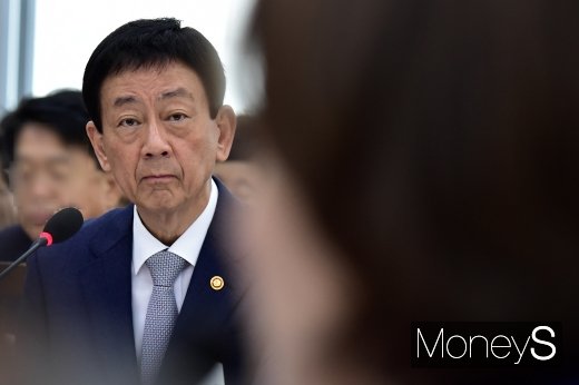 [머니S포토] 국회 행안위 종합국감 출석한 진영 장관