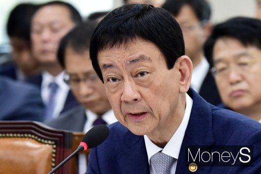 [머니S포토] 질의에 답변하는 진영 장관