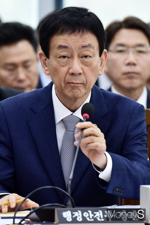 [머니S포토] 여야 공방에 표정 굳은 진영 장관