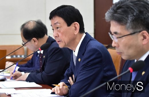 [머니S포토] 야당 의원 질의에 답하는 진영 장관
